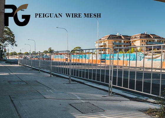 Retractable Portable Crowd Control Barriers Galvanized Steel For Houses